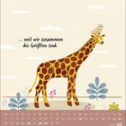 Text: "... weil wir zusammen die Größten sind." Illustration einer Giraffe mit einer Eule auf dem Kopf, umgeben von Pflanzen und Wolken.