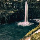 Kalenderblatt für März 2027. Bild: Wasserfall stürzt über Klippe ins Meer. Im Hintergrund ein Felsen, Himmel rötlich.