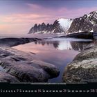 Kalenderblatt März 2018; Küstenlandschaft bei Sonnenuntergang, spiegelglattes Wasser, schroffe Berge im Hintergrund.