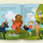 Ein Bär hält einen Flamingo. Daneben ein Kind, ein Uhu im Baum, ein Einhorn mit Ball und ein Adler. Bäume im Hintergrund.