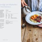 "Orangenporridge mit Rhabarberkompott & Haselnüssen." Links: Rezepttext. Rechts: Person gießt Milch in Porridge.