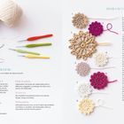 Material und Zubehör: Garne, Häkelnadeln, Schere. Verschiedene gehäkelte Blumenmotive sind sichtbar.