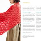 LIEBE STRICKFANS: Eine Frau trägt ein rotes Stricktuch mit detailliertem Muster, ihr Gesicht ist teilweise sichtbar.