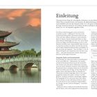 Einleitung. Geografie, Kultur und Zusammenhalt. „Mehr als eine Milliarde Han-Chinesen führen ihre Abstammung auf eine Dynastie aus dem 3. Jh. v. Chr. zurück.“ Links großer Pavillon am Wasser mit Brücke.