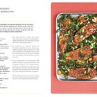 MISO-AUBERGINEN MIT TOFU, SESAM & CHILI. Rezept mit Zutaten und Zubereitung. Foto: Gebackene Auberginen und grünes Gemüse.