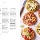 Schnelle Minipizza: Rezeptdetails und Zutaten; Bild zeigt sechs belegte Minipizzen auf hellem Untergrund.