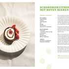 SCHOKOBISKUITROLLE MIT ROTEN BEEREN. Zutaten und Zubereitung für Biskuit und Vanillesahne. TIPP: Einfrieren bei Hitze. Links: Bild der Biskuitrolle.