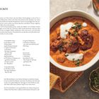"Butter Chicken" gefolgt von der deutschen Übersetzung "BUTTERHUHN". Links das Rezept, rechts eine Schüssel mit Curry.