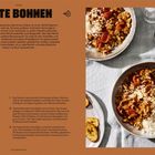 Titel: Rote Bohnen. Rezept für 4 Personen. Zubereitung: 10 Min, Garzeit: 30 Min. Zutaten: Palmöl, Zwiebel, Kirschtomaten, etc.   
Dazu passen Reis, frittierte Kochbananen, Avocado. Bild: Teller mit Reis, Bohnen, Kochbananen.