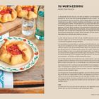 "SU MUSTAZZEDDU – Antike Pizza-Focaccia" ist rechts als Titel zu lesen. Links sind gefüllte Teigtaschen auf Holzbrett und Teller.