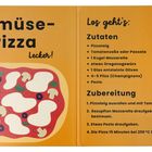 „Gemüse-Pizza, Lecker! Zutaten: Pizzateig, Tomatensoße, Mozzarella, Oregano, Oliven, Pilze, Pesto.“ Illustration einer Pizza.