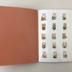 Niedliche Tiere als kleine Illustrationen auf einer weißen Seite, die verschiedenes Essen halten. Eine braune, leere Seite links.