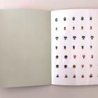 Keine Texte vorhanden. Auf der rechten Seite befinden sich Illustrationen kleiner Pflanzen und Kakteen in bunten Töpfen.