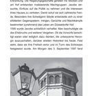 Gaslaterne vor und Laterne im Schlossturm. Schwarz-Weiß-Foto eines historischen Turms mit Laterne im Vordergrund.