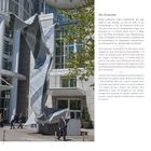Texte: "Die Krawatte" und Beschreibungen der Skulptur. Skulptur: große, gewundene Krawatte vor modernem Gebäude.