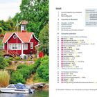 Inhalt, Schweden im Überblick, Schweden entdecken. Rotes Haus am Wasser mit Boot, umgeben von Bäumen und schwedischen Flaggen.