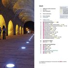 Inhalt, Willkommen auf der Sonneninsel, Kreta entdecken, historische Sehenswürdigkeiten. Links: beleuchtete Arkaden, Paar spaziert.