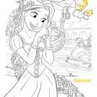 "Rapunzel" in gelber Schrift. Eine lächelnde Frau mit langen Haaren und Blumen hält einen Frosch. Umgebung: Brücke, Fluss.