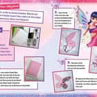 Magisches Feen-Notizbuch basteln: Du brauchst Schere, Bleistift, Locher, Geschenkband, Tonkarton, Glitzersteine, Kleber.