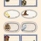 In sechs Etiketten sind Ravenclaw, Hufflepuff, Gryffindor, Slytherin, ein goldener Schnatz, der sprechende Hut, ein Schneeeule und ein Hogwarts-Wappen abgebildet.