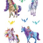 Illustration von vier farbenfrohen Einhörnern und Reiterinnen, umgeben von bunten fliegenden Einhorn-Silhouetten.