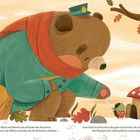 Ein Bär namens Emil mit einer Tasche kniet nieder, während er einem Käfer hilft, der vor einem Pilzhaus steht.