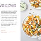 OFENGEMÜSE MIT HALLOUMI UND AVOCADO-KRÄUTER-DIP. Rezept mit Zutatenliste und Zubereitungstexten. Rechts bunte Gemüsegerichte auf weißen Tellern.