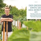 Kapitel 1: Der großen Ernte den Weg bereiten. Mann lehnt an einem Holzpfosten in einem grünen Garten.