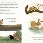 Ein Fuchs, Luchs, Igel und Hase diskutieren über Freundschaft. Der Hase bemerkt, dass Freundschaft auch ohne Perfektion besteht. Illustrationen zeigen Tiere in entspannter Umgebung: Der Luchs auf einem Ast, ein Hase auf einem Baumstamm, der Igel im Wasser.