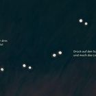 „Oh-oh, ist das dunkel hier drin. Da sieht man ja gar nichts!“ „Drück auf den Schalter, und mach das Licht an!“ Dunkle Szene.