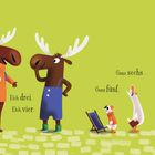 Text: "Noch mal: Gans eins, Gans zwei, Elch drei, Elch vier, Gans fünf, Gans sechs ... Was wollt denn ihr? Gänse hier anstellen."

Zwei Elche und mehrere Gänse, eine trägt ein Namensschild und Brille, stehen auf einem gepflasterten Weg.