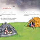 Text: Lagerfeuer, FEUER. Zwei Zelte auf einer grünen Wiese. In einem sitzt ein Junge, im anderen ein Mädchen. Vögel fliegen.