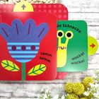 "Summ summ" und "Hallo Schnecke wackel wackel"; Illustration einer Blume und einer lächelnden Schnecke.