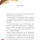 1. Nörgel-Nils  
Ein Ast mit Herbstblättern, unten im Bild ist Gras mit kleinen Pilzen zu sehen.