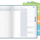 Ein geöffneter Wochenplaner mit Daten von 28. Dezember 2026 bis 3. Januar 2027. Dahinter bunte Stickerbögen.