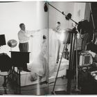 "In a flowing ball gown at the Paramount photo session in 1953." Eine Frau in einem eleganten Kleid wird von Fotoleuchten umgeben.