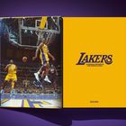 Links ein Basketballspieler in gelb, rechts gelbes Cover mit "Lakers: An Official History of The Purple & Gold".