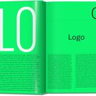 Links steht groß "LO", rechts oben "01". Mitte rechts "Logo". Grünen Hintergrund, Text in vier Sprachen.