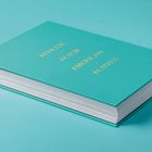 "Athlete, Actor, American, Activist" in Gold auf türkisfarbenem Buchdeckel. Querformat, schlichtes Design.