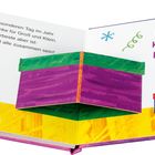 „An diesem besonderen Tag im Jahr...“ Farbige Geschenke stehen vor einem gelben Hintergrund mit Raupe.