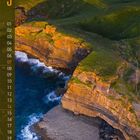 Kalender: Monat 3, tageweise nummeriert. Küstenlandschaft bei Sonnenuntergang mit grünen Hügeln und Wellen am Ufer.