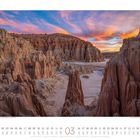 Märzkalender mit einer spektakulären Felslandschaft während eines farbenfrohen Sonnenuntergangs.