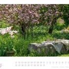 „März“ in lila Schrift, Tulpen und blühender Baum, Steinbank mit Decke und Tassen; Kalender unten.