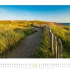 Kalendertext: Monat März, Internationaler Frauentag am 8., Frühlingsanfang am 20. Pfad durch Sanddünen, Meer rechts.