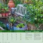 Kalenderseite für März mit Gartentipps und Rezeptidee für Basilikum-Zitronen-Pesto, umgeben von Pflanzen und Gartengeräten.