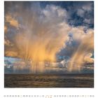 03, März. Kalender mit Wolkenformationen über dem Meer, warmes Licht, dramatische Atmosphäre.