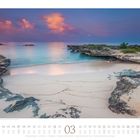 März-Kalenderseite mit Strand und ruhigem Meer bei Sonnenuntergang. Die Wolken sind rosa und der Strand ist umgeben von Felsen.