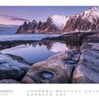 03 Hurtigruten, Tungeneset, Insel Senja, Norwegen. Schneebedeckte Berge spiegeln sich in einem ruhigen Gewässer.