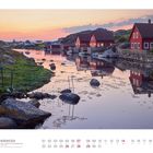 03 NORWEGEN, INSEL EIGEROY IN DER DÄMMERUNG, Rogaland. Rote Häuser am Wasser, Wiese und Felsen, ruhige Abendstimmung.