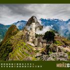 Kalender mit März 03. Burg auf Terrassenlandschaft, umgeben von grünen Bergen und Wolken.